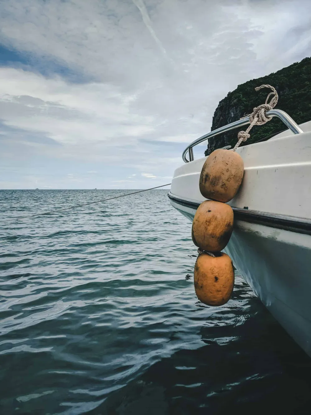Fender an der Seite eines Bootes auf dem Meer
