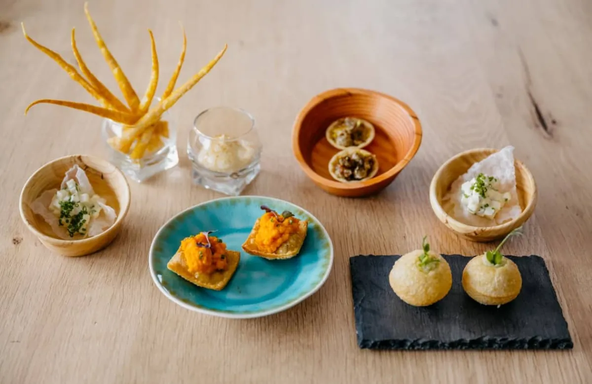 Verschiedene Amuse-Bouches und Häppchen auf einem Holztisch