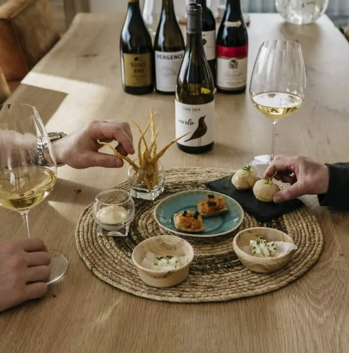 Hapjes en witte wijn op een houten tafel