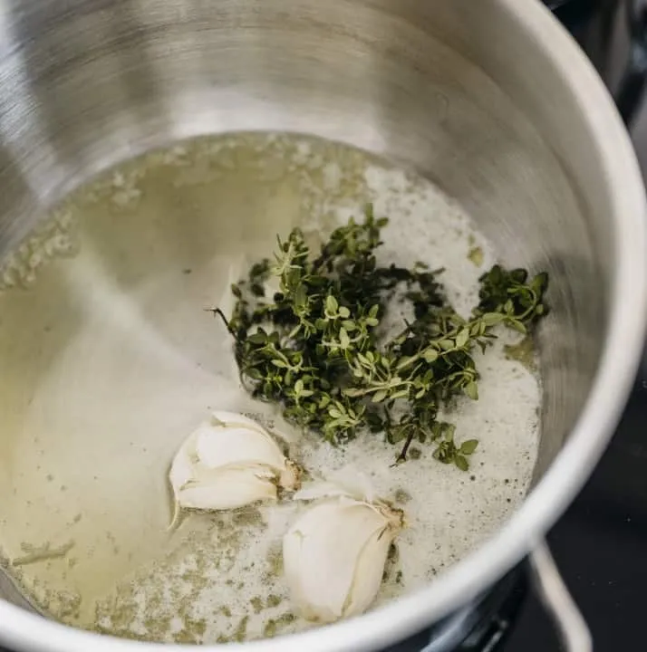 Pan met knoflook, tijm en boter