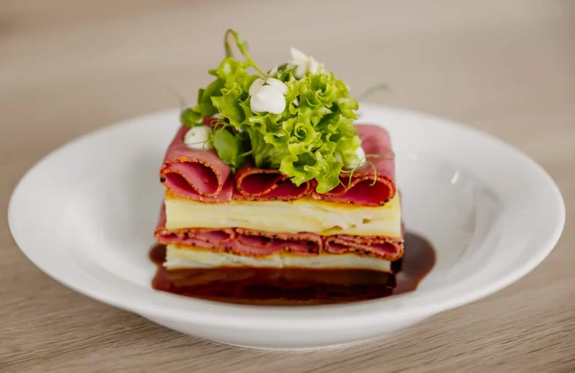 Gelaagd gerecht met frisse sla en saus